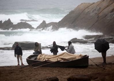 Imagen secundaria 1 - Figurantes en el rodaje de la serie 'Sin límites', que se rueda en Azkorri (Getxo). 