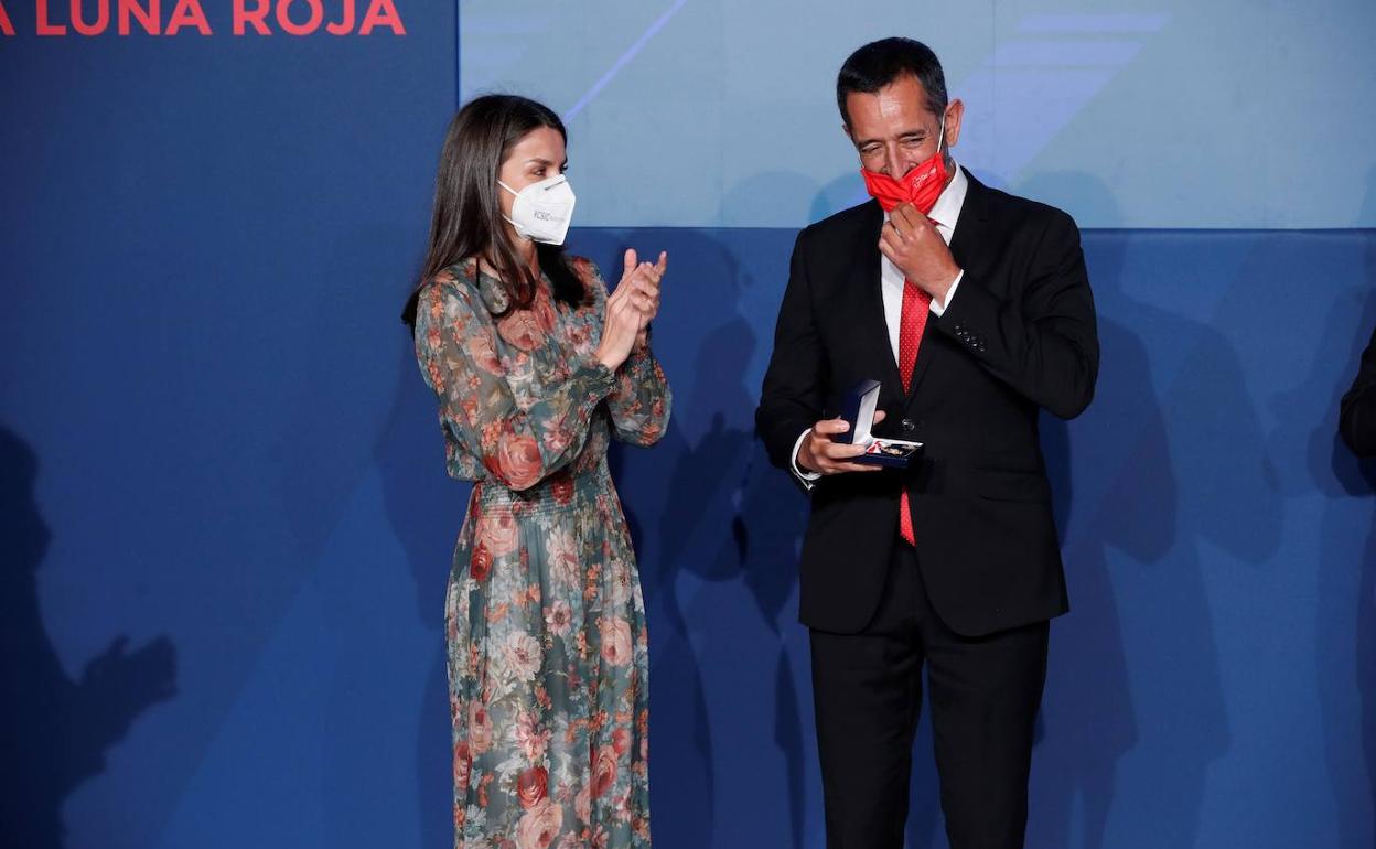 La reina Letizia entrega al doctor Cavadas la Medalla de Oro.