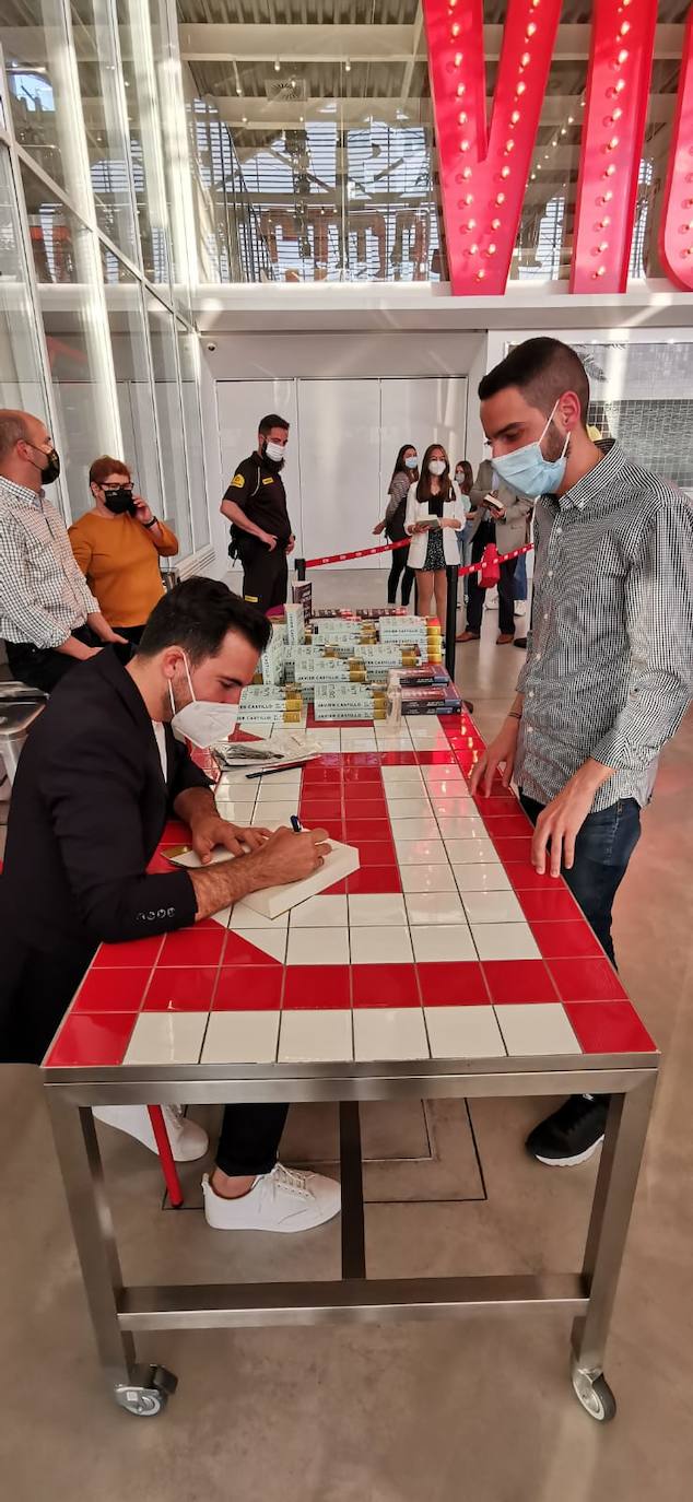 El escritor Javier Castillo, en el Aula de Cultura de SUR. 