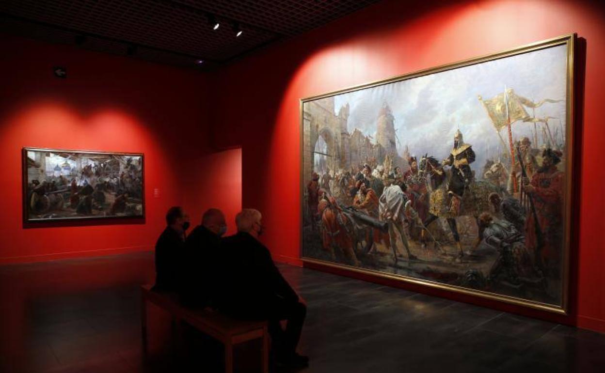 Algunos visitantes en la muestra 'Guerra y paz en el arte ruso'.