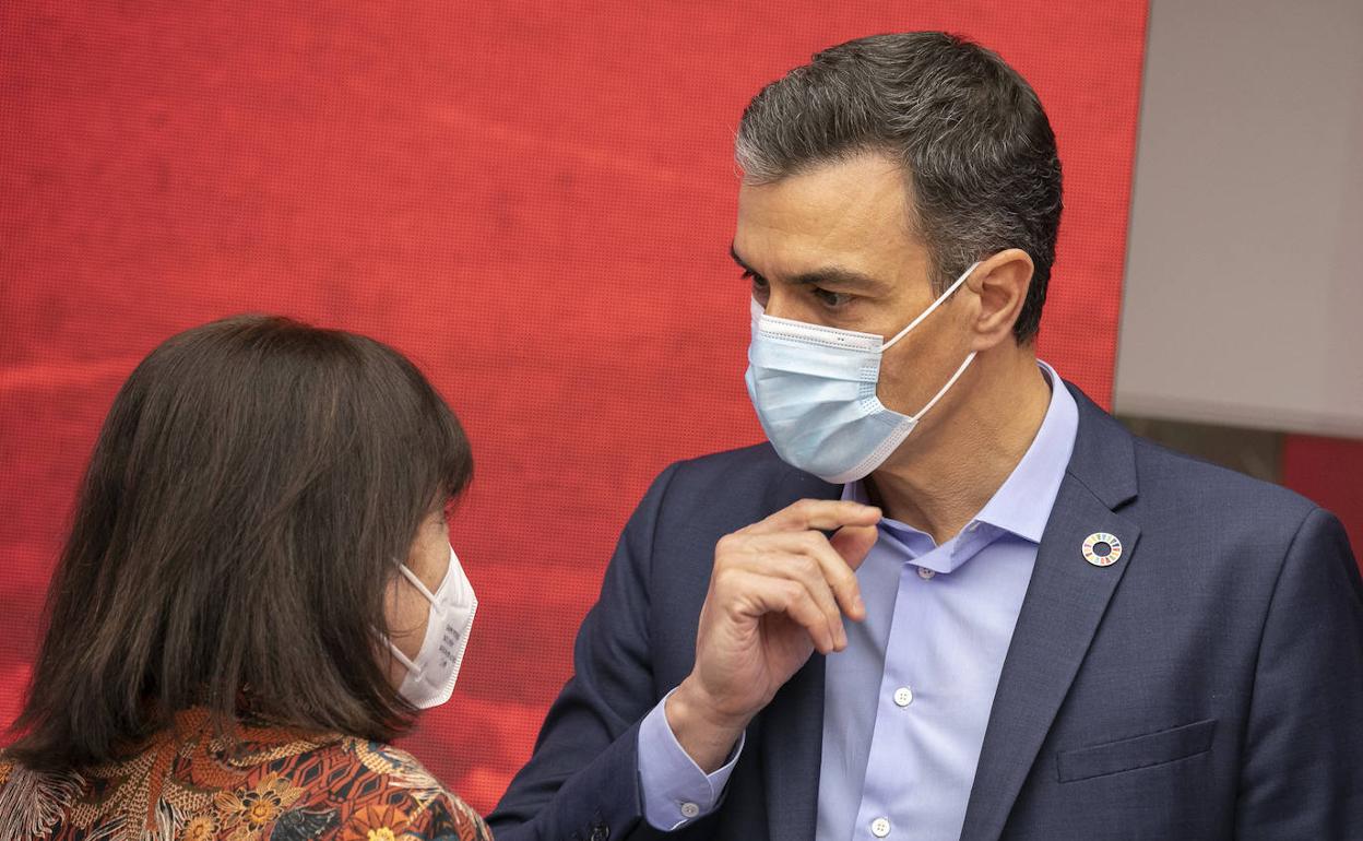 Pedro Sánchez charla con la presidenta del PSOE, Cristina Narbona, antes del comienzo de la ejecutiva socialista.