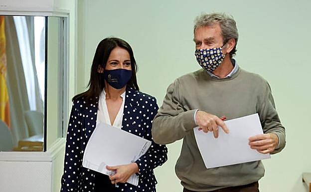 La secretaria de Estado de Sanidad, Silvia Calzón y el director del Centro de Coordinación de Alertas y Emergencias Sanitarias, Fernando Simón, este jueves 