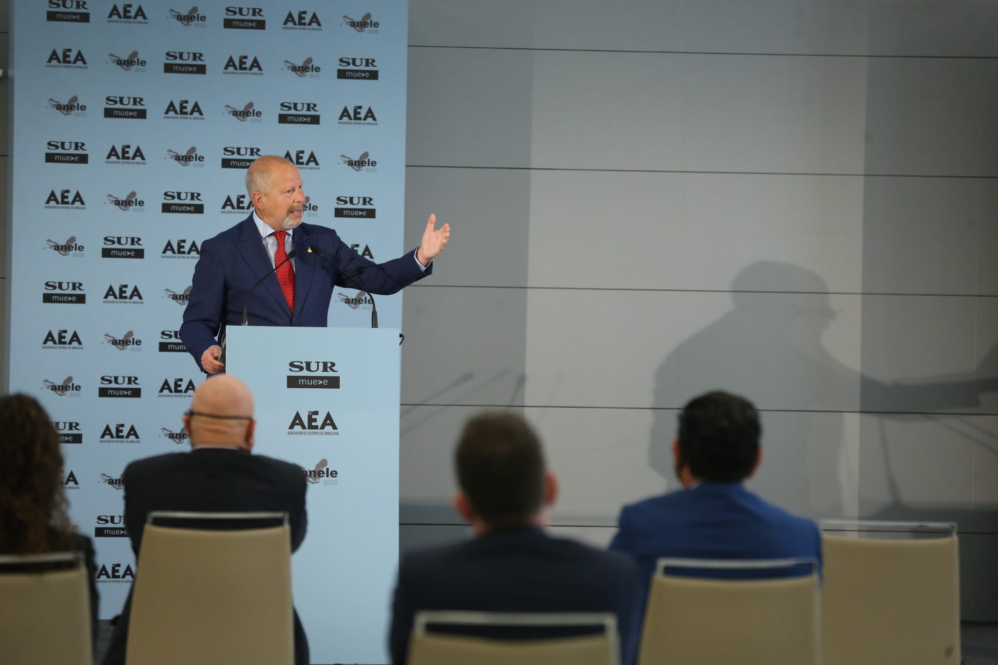 El foro, organizado por la Asociación Nacional de Editores de Libros y Material de Enseñanza (anele); la Asociación de Editores de Andalucía (AEA) y SUR, contó con la participación de Albert Rivera.