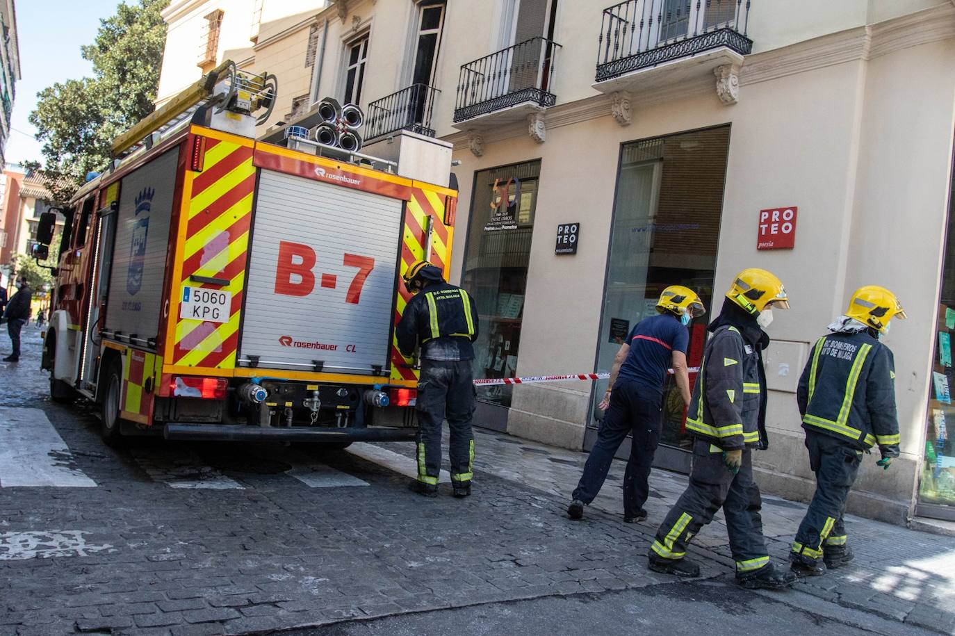 El exterior de la librería incendiada, este viernes por la mañana