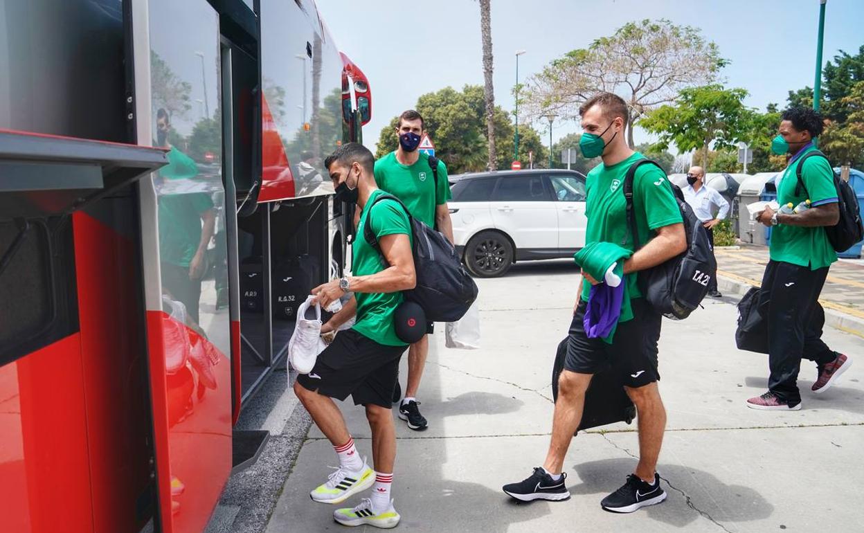 Jaime Fernández, Abromaitis, Guerrero y Thompson suben al autobús que llevó al equipo a Murcia. 