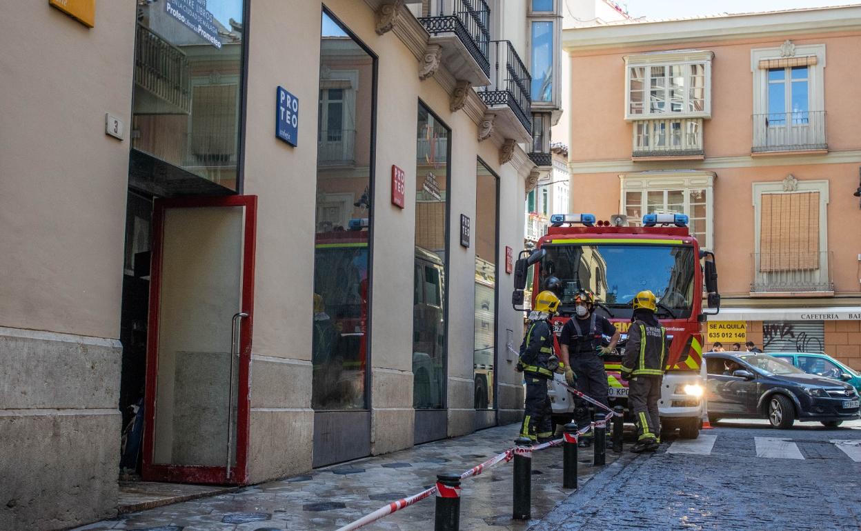 Bomberos en Proteo, este viernes por la mañana. 