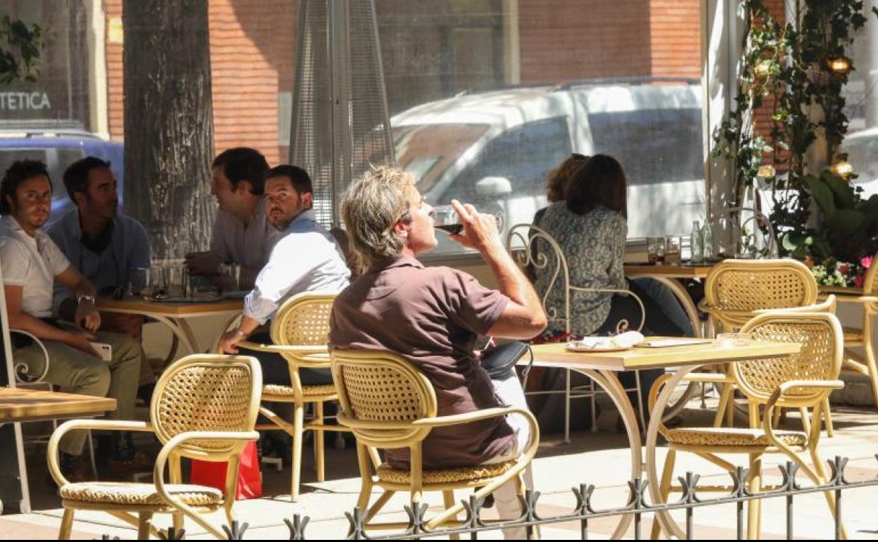 Las terrazas podrán acoger mesas de 10 personas desde este domingo 