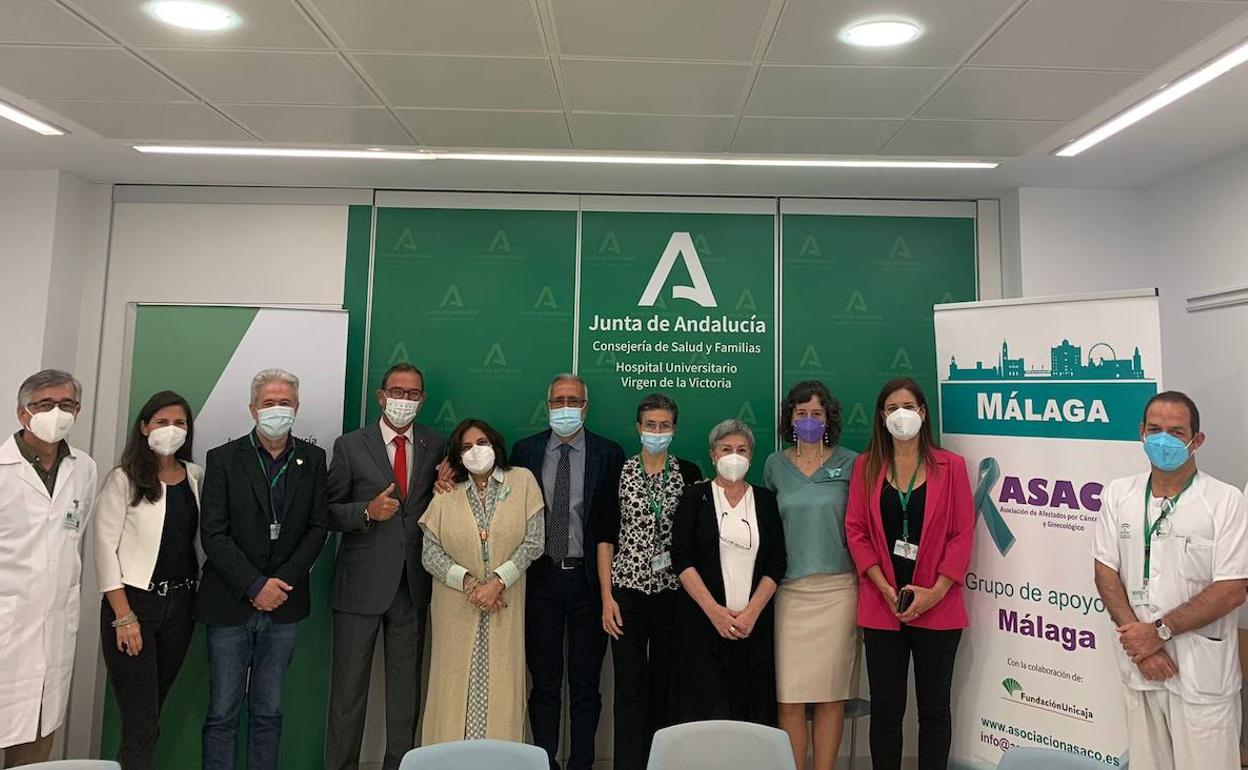 Representantes sanitarios, institucionales y de ASACO, ayer en el encuentro en el Hospital Clínico.