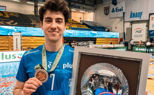 El marbellí posa con la medalla de bronce en la liga polaca y con el trofeo conmemorativo. 