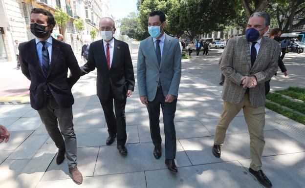 Casado con Moreno, Bendodo y De la Torre, en la Alameda Principal. 