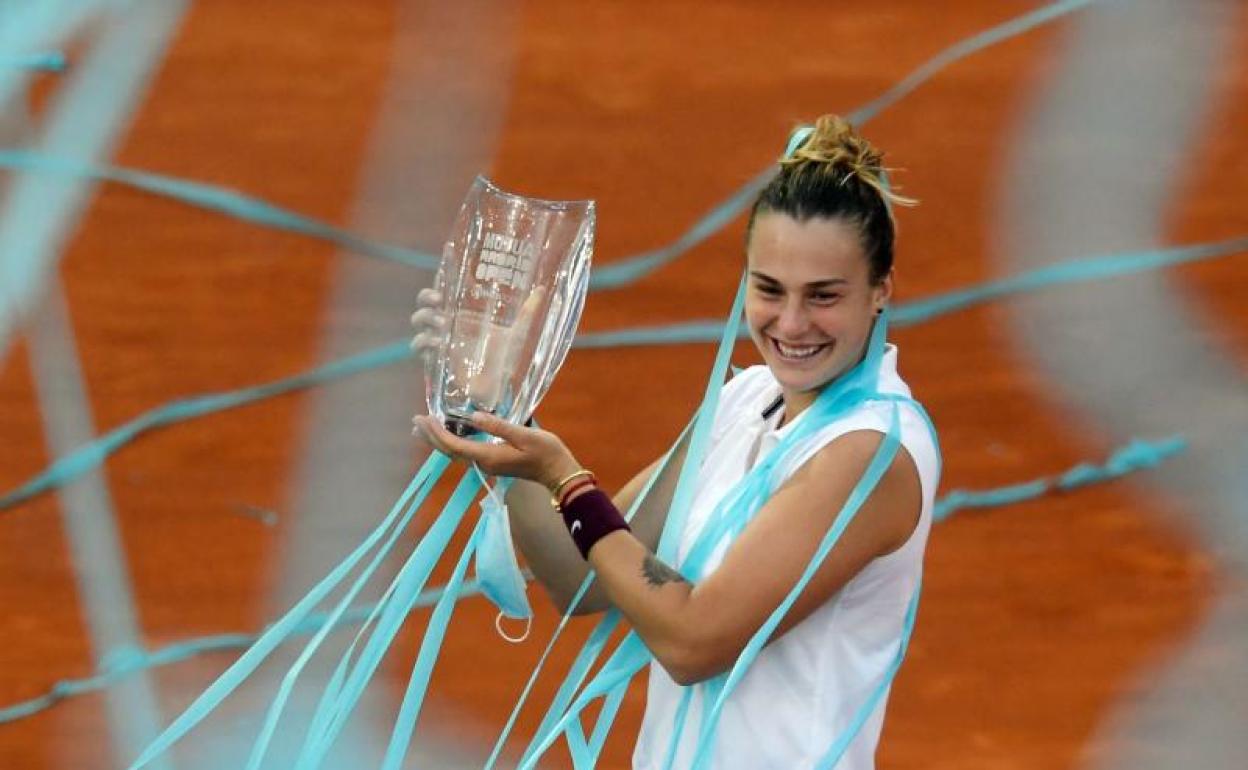 Sabalenka posando con el trofeo