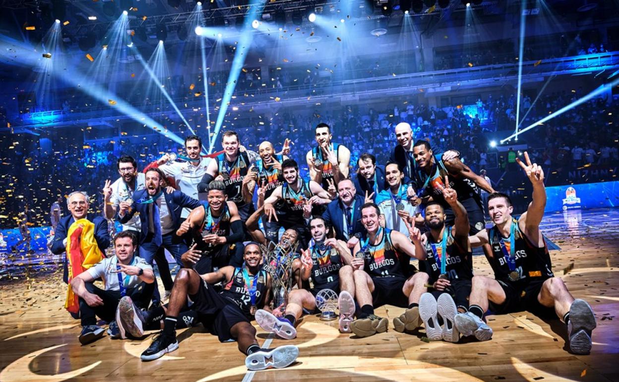 La plantilla del Burgos celebra el título de la Champions League de la FIBA. 