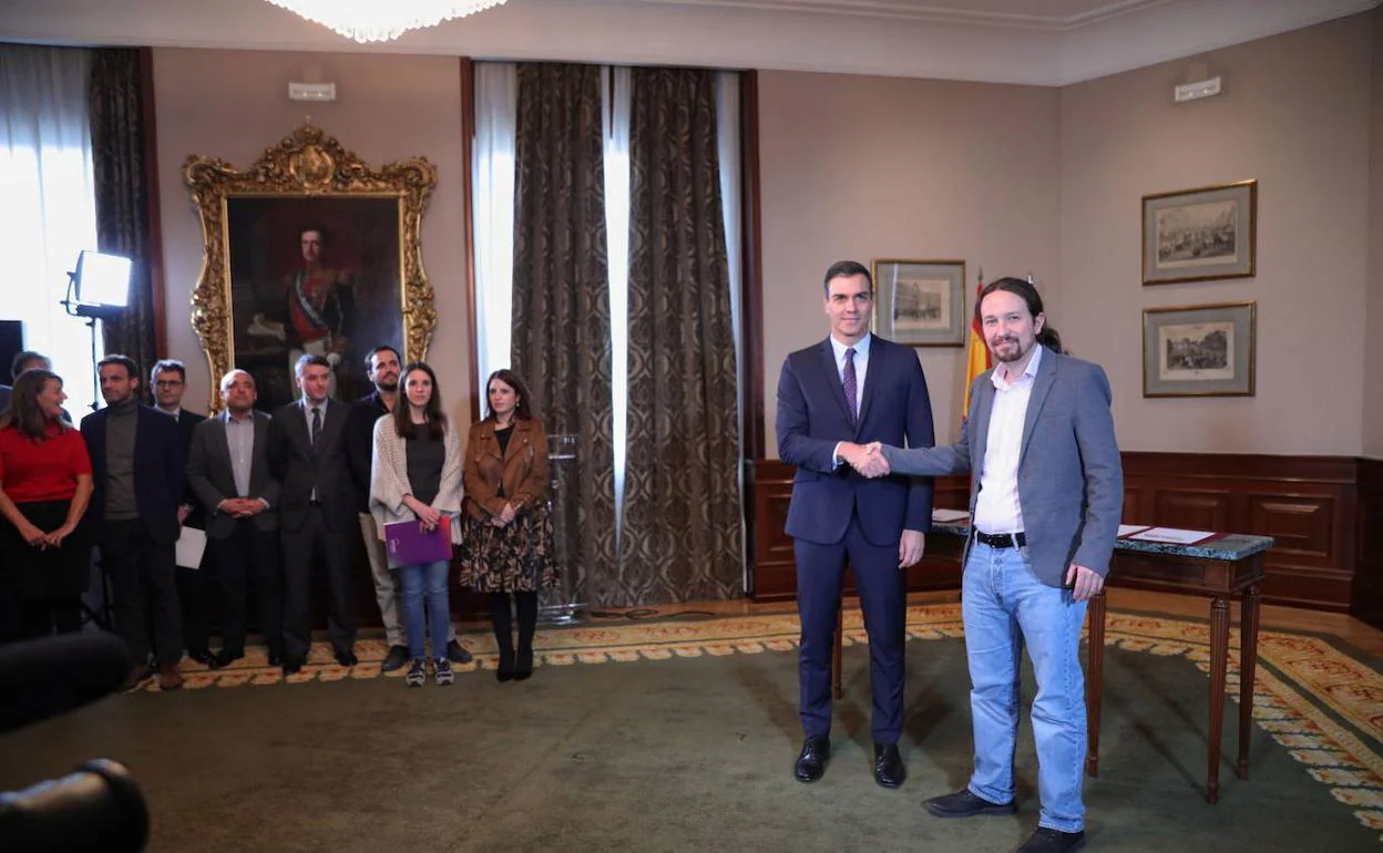 Sánchez e Iglesias en la firma de su acuerdo de coalición en noviembre de 2019.