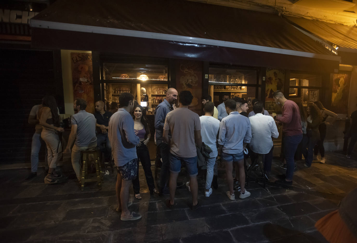 Los locales de ocio nocturnos de la capital abrieron sus puertas con las pistas distribuidas en mesas para garantizar la distancia de seguridad y evitar bailes. 