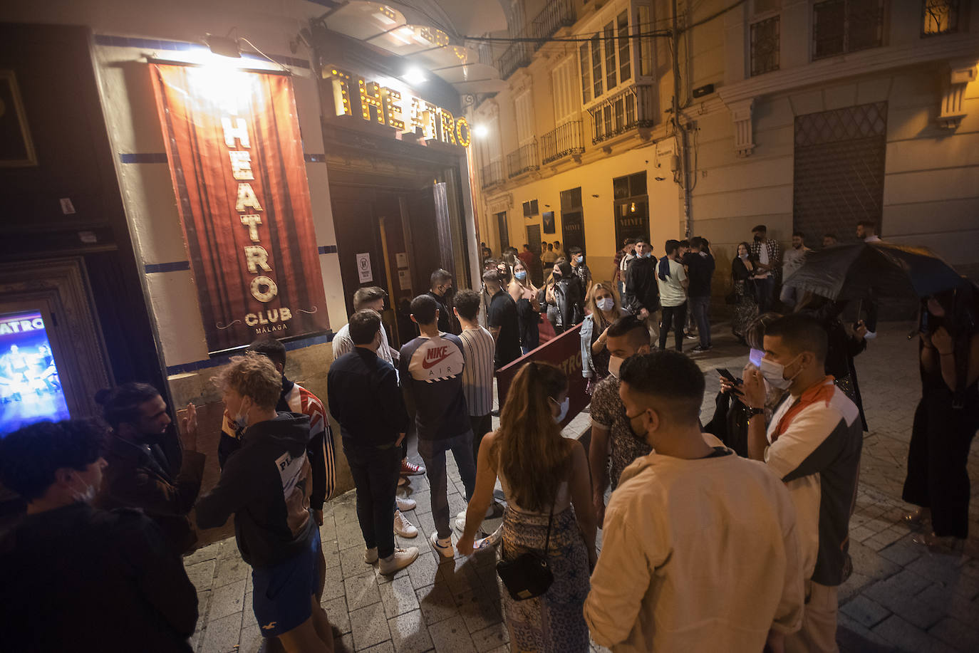 Los locales de ocio nocturnos de la capital abrieron sus puertas con las pistas distribuidas en mesas para garantizar la distancia de seguridad y evitar bailes. 