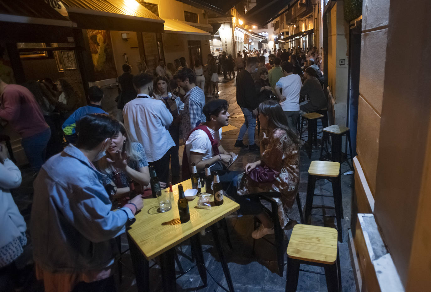 Los locales de ocio nocturnos de la capital abrieron sus puertas con las pistas distribuidas en mesas para garantizar la distancia de seguridad y evitar bailes. 