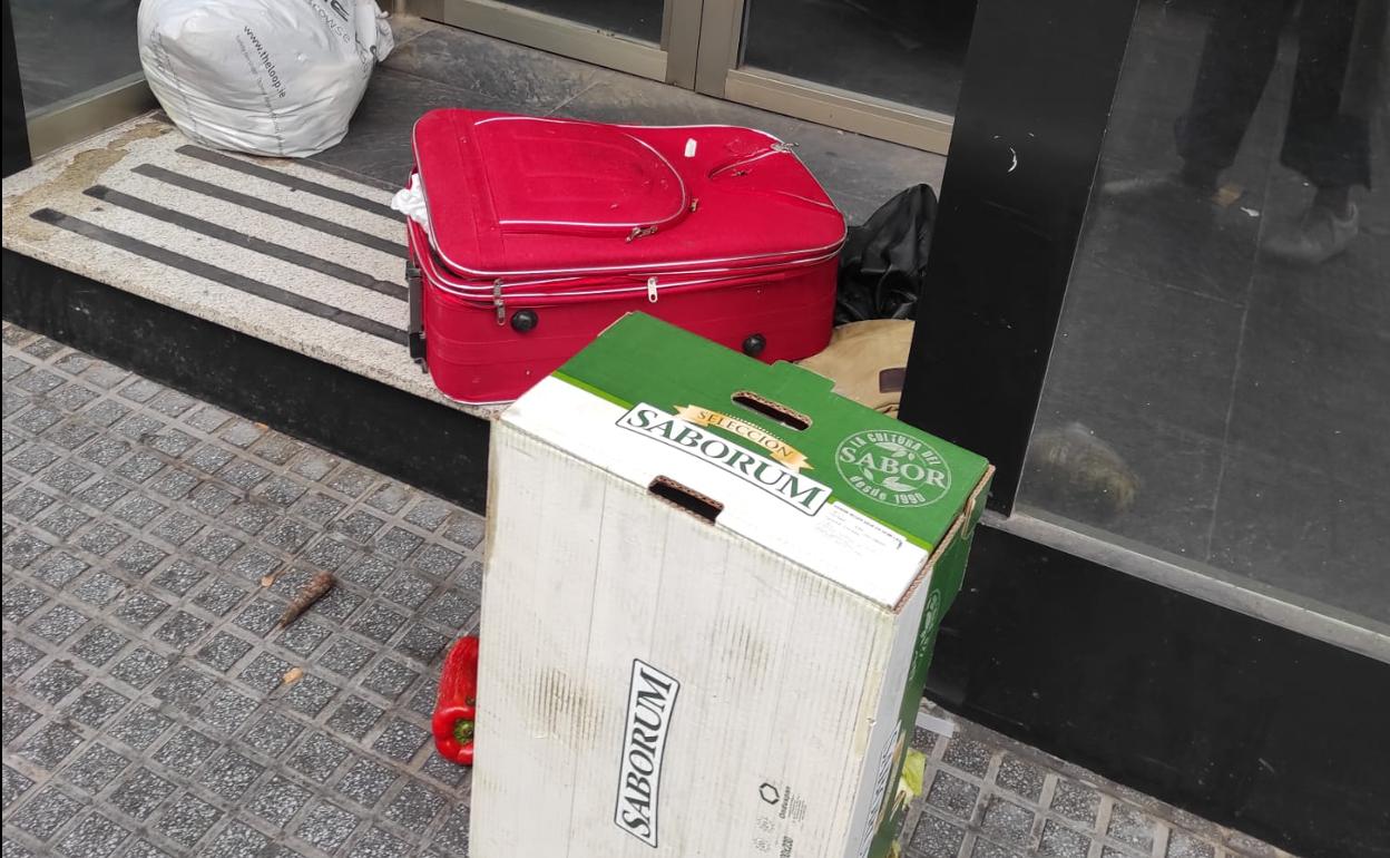 Cosas de la Ciudad: Un hogar «sucio» y que «molesta» a los comercios de La Victoria