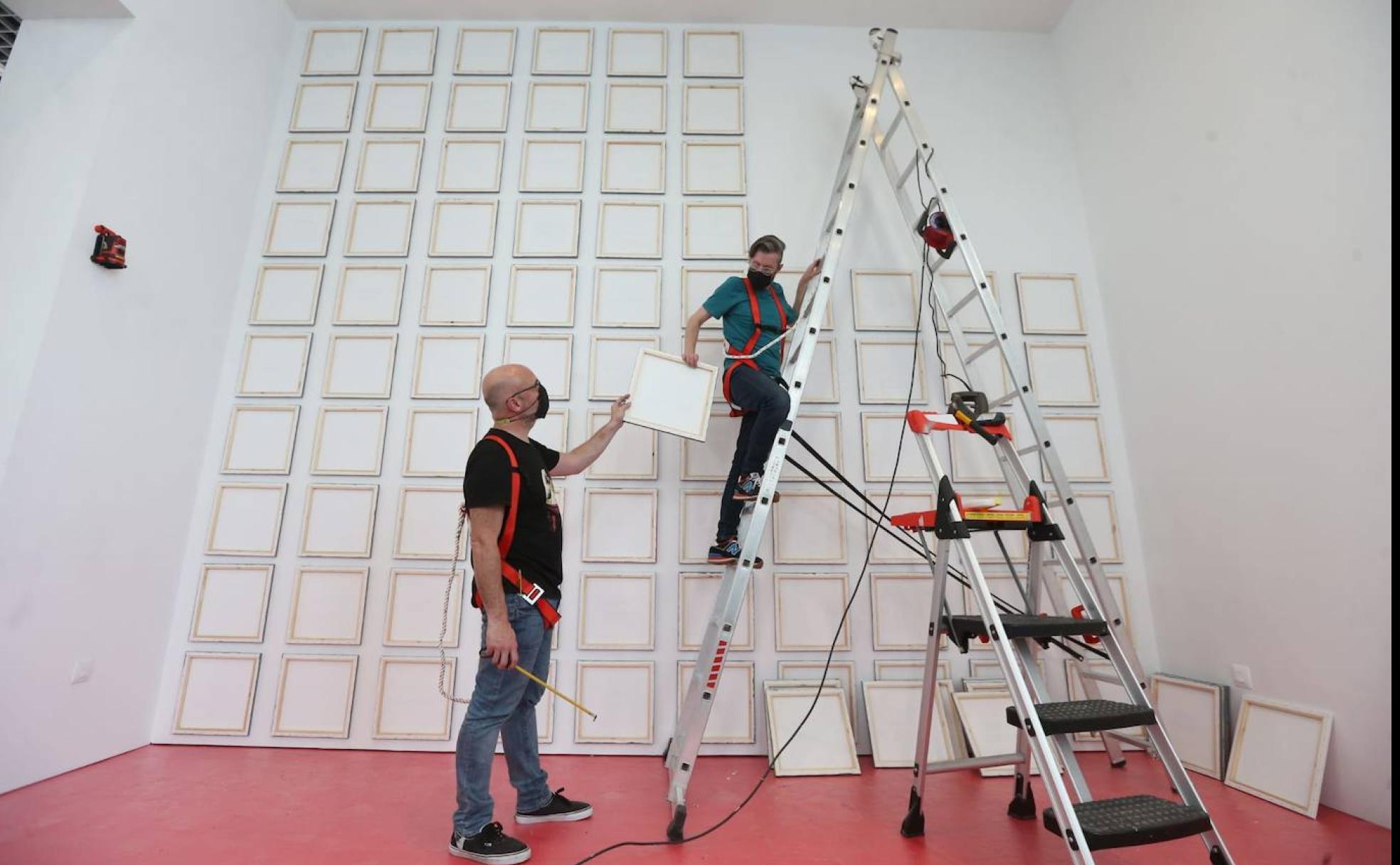David Burbano y Eryk Pall han iniciado este lunes el montaje de la instalación '1%' en la Colección del Museo Ruso. 