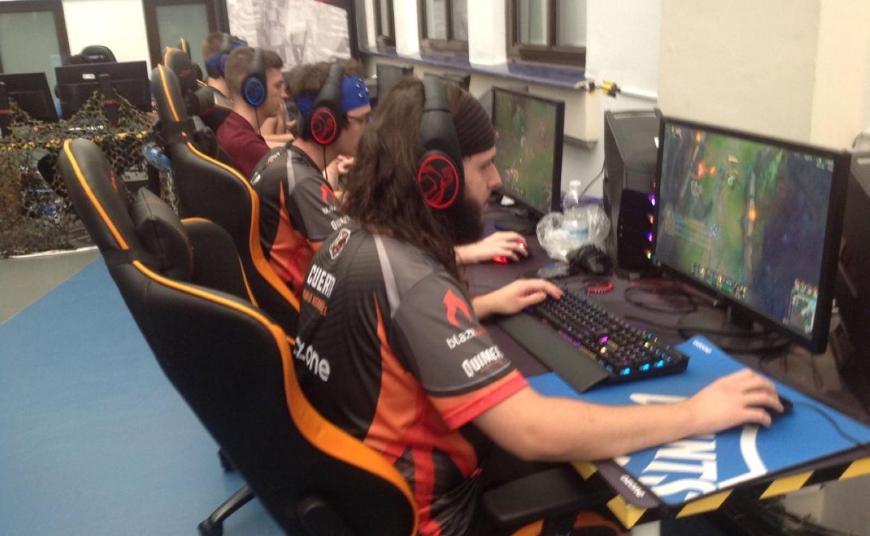 Arriba, 'gamers' jugando al 'League of Legends'; a la izquierda, Manuel Fernández Navas, codirector de la Cátedra de e-Sports de la Universidad de Málaga, y debajo, imagen de la actividad cerebral de los jugadores ante estímulos violentos. 