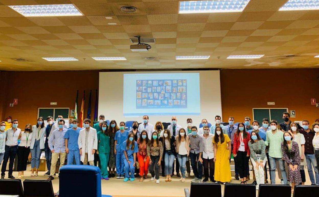El Clínico homenajea a 43 residentes que finalizan este año su formación como especialistas internos