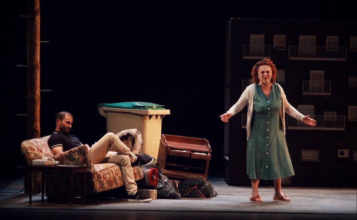 Gloria Muñoz y Julián Ortega, en una escena de 'Ira' en el Cervantes. 