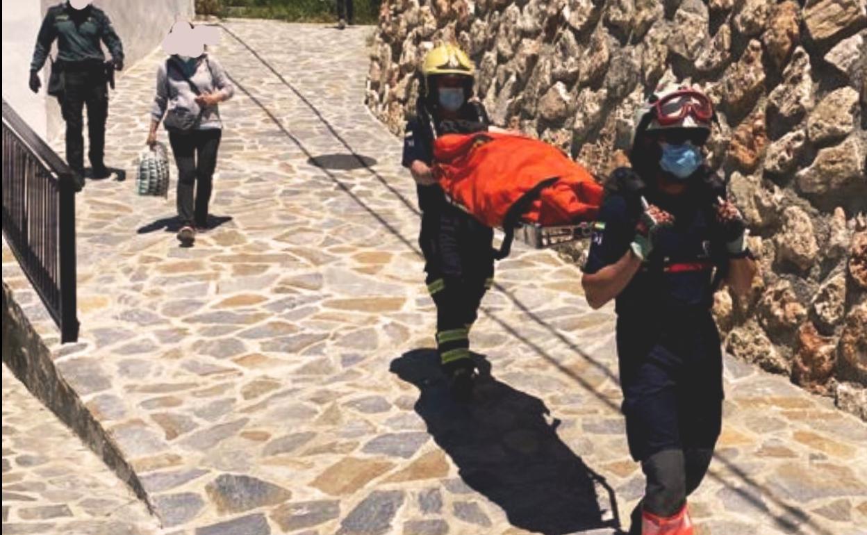 Efectivos del Consorcio Provincial, en el traslado de la excursionista accidentada. 