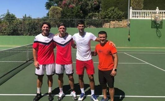 Jorge Aguirre, Novak Djokovic, Novak Djokovic y Ulises Badio, hace unos meses en la pista de tenis de la mansión del serbio en Sierra Blanca (Marbella). 