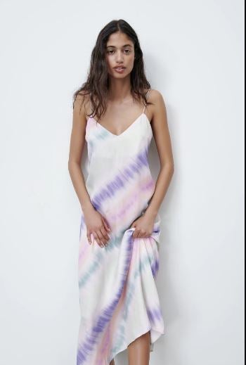 El que fuera el print más tendencia del verano 2020 (el tie dye) llega este 2021 en nuevos tonos en todo tipo de prendas. Así lo proponen algunas firmas como Dior, Sportmax o Gabriela Hearst. Este acabado se puso de moda durante la época 'hippy' de los años sesenta, cuando lo lucieron cantantes como Janis Joplin y se convirtió en toda una declaración de intenciones. En la foto: vestido lencero de Zara.