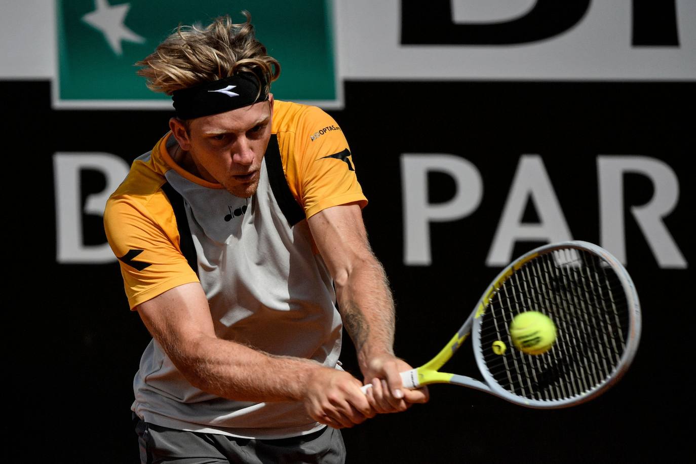 Recopilamos las mejores fotos del encuentro entre el malagueño y el número uno del mundo del tenis. El serbio puso el listón muy alto y acabó venciendo con contundencia por 6-2 Yy 6-1 en 1 hora y 10 minutos en octavos de final del Masters 1.000 de Roma.