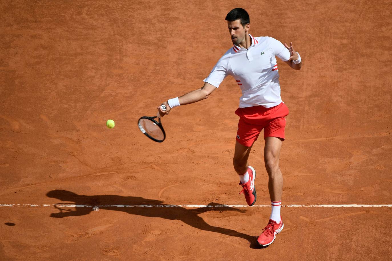 Recopilamos las mejores fotos del encuentro entre el malagueño y el número uno del mundo del tenis. El serbio puso el listón muy alto y acabó venciendo con contundencia por 6-2 Yy 6-1 en 1 hora y 10 minutos en octavos de final del Masters 1.000 de Roma.