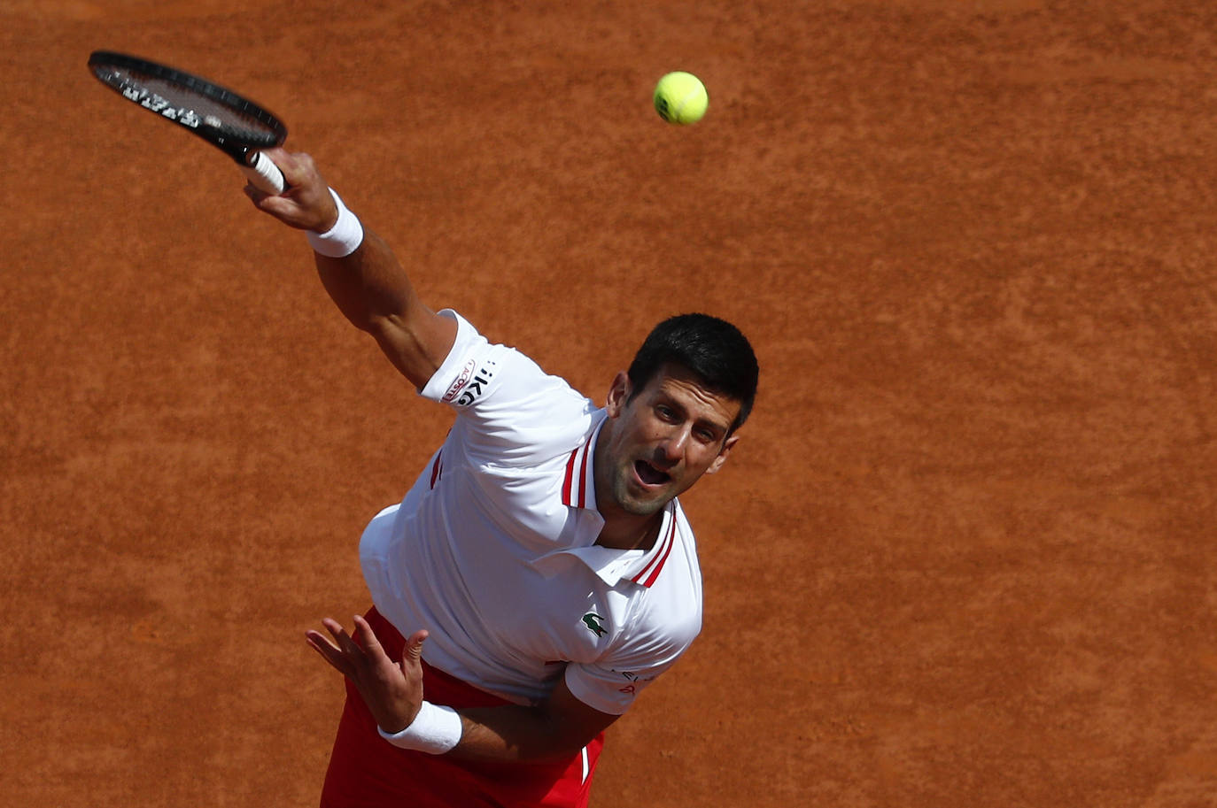 Recopilamos las mejores fotos del encuentro entre el malagueño y el número uno del mundo del tenis. El serbio puso el listón muy alto y acabó venciendo con contundencia por 6-2 Yy 6-1 en 1 hora y 10 minutos en octavos de final del Masters 1.000 de Roma.