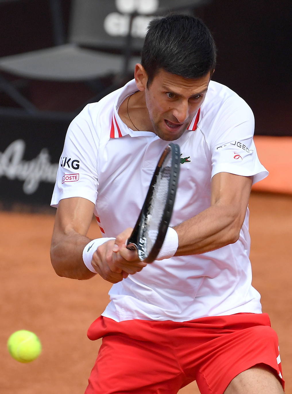 Recopilamos las mejores fotos del encuentro entre el malagueño y el número uno del mundo del tenis. El serbio puso el listón muy alto y acabó venciendo con contundencia por 6-2 Yy 6-1 en 1 hora y 10 minutos en octavos de final del Masters 1.000 de Roma.