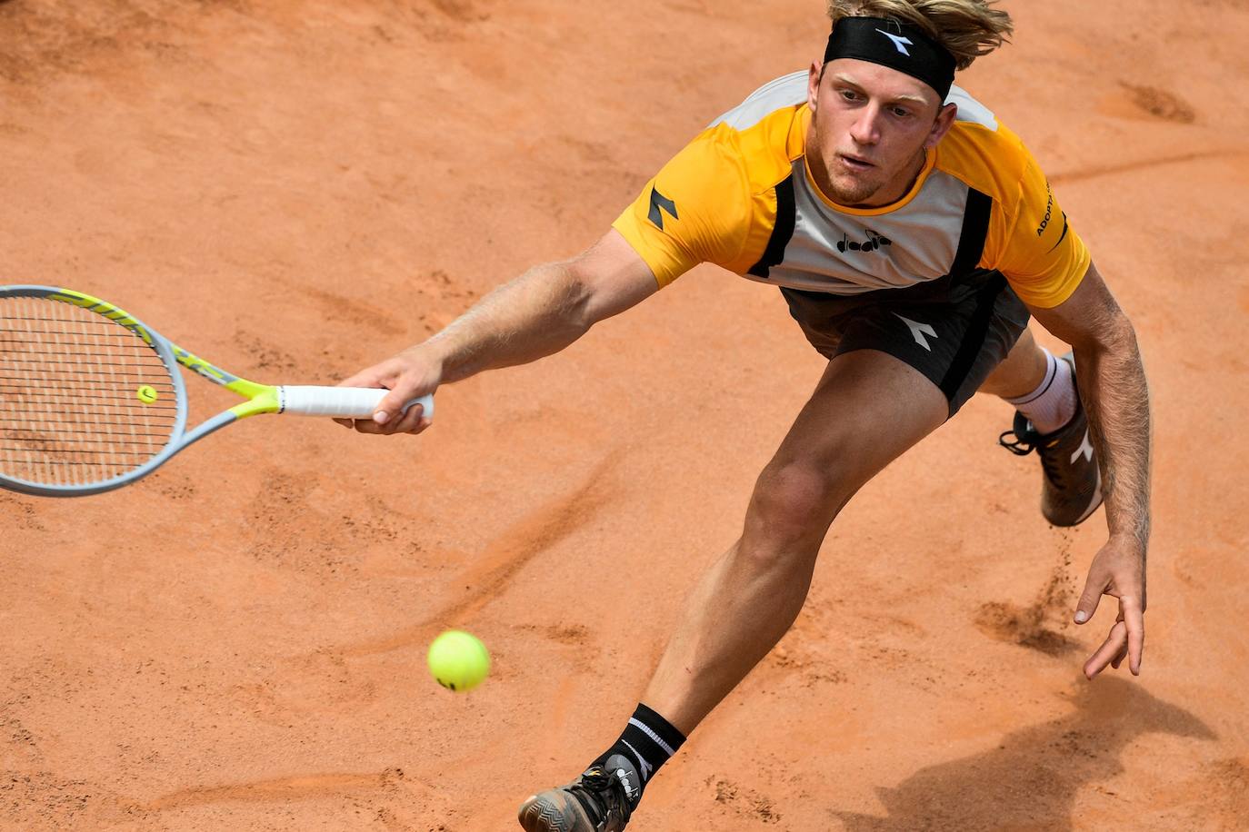 Recopilamos las mejores fotos del encuentro entre el malagueño y el número uno del mundo del tenis. El serbio puso el listón muy alto y acabó venciendo con contundencia por 6-2 Yy 6-1 en 1 hora y 10 minutos en octavos de final del Masters 1.000 de Roma.