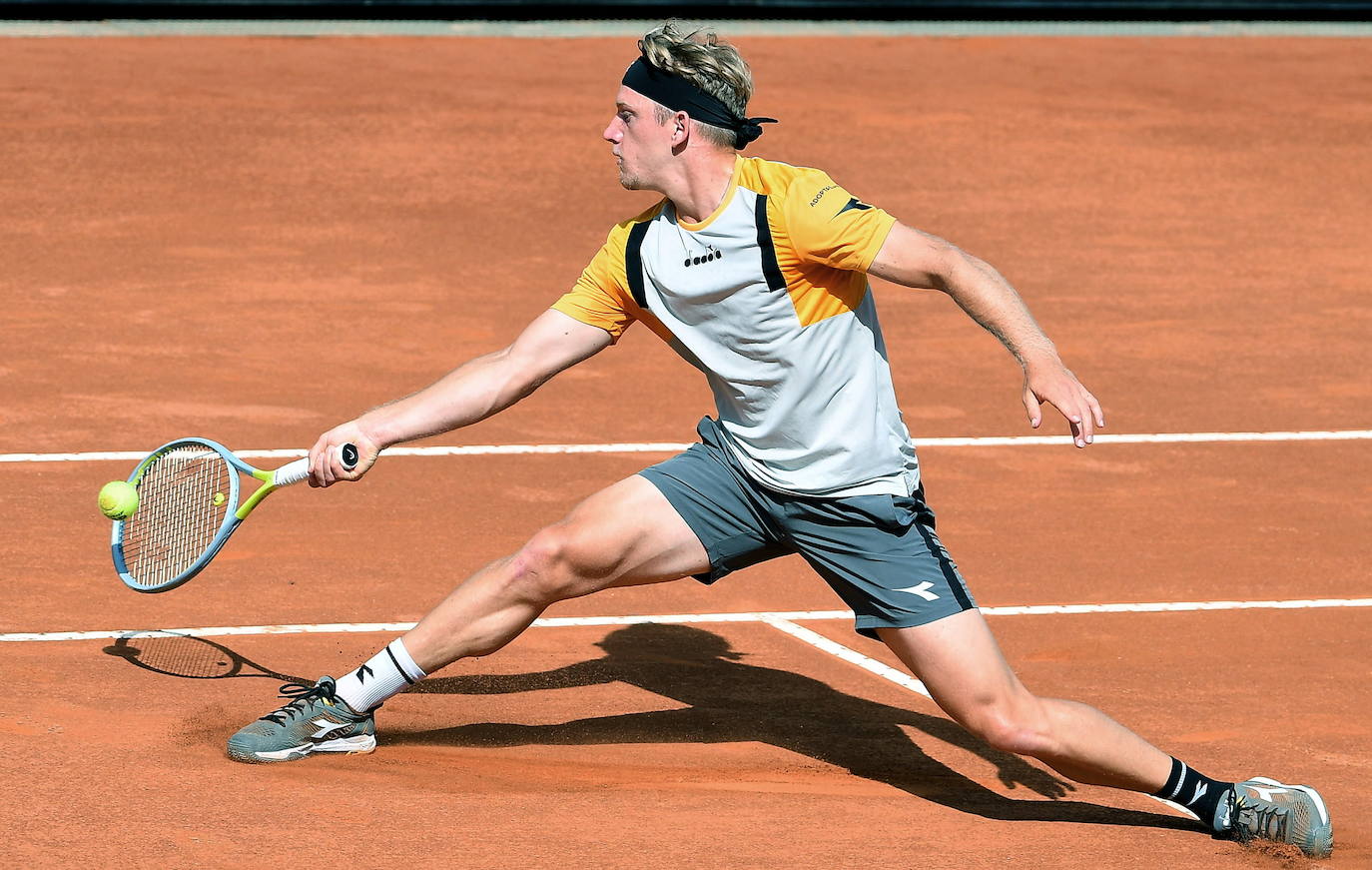 Recopilamos las mejores fotos del encuentro entre el malagueño y el número uno del mundo del tenis. El serbio puso el listón muy alto y acabó venciendo con contundencia por 6-2 Yy 6-1 en 1 hora y 10 minutos en octavos de final del Masters 1.000 de Roma.