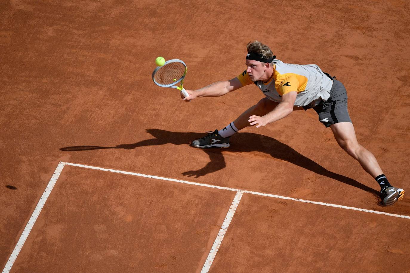 Recopilamos las mejores fotos del encuentro entre el malagueño y el número uno del mundo del tenis. El serbio puso el listón muy alto y acabó venciendo con contundencia por 6-2 Yy 6-1 en 1 hora y 10 minutos en octavos de final del Masters 1.000 de Roma.