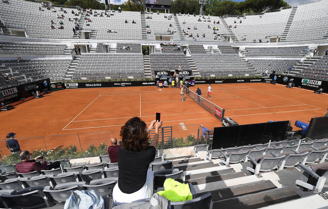 Recopilamos las mejores fotos del encuentro entre el malagueño y el número uno del mundo del tenis. El serbio puso el listón muy alto y acabó venciendo con contundencia por 6-2 Yy 6-1 en 1 hora y 10 minutos en octavos de final del Masters 1.000 de Roma.