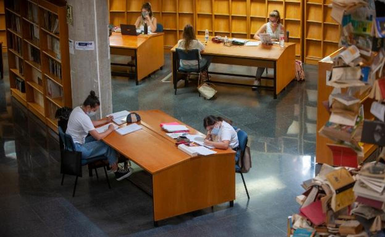 Biblioteca General de la UMA, con el aforo reducido. 