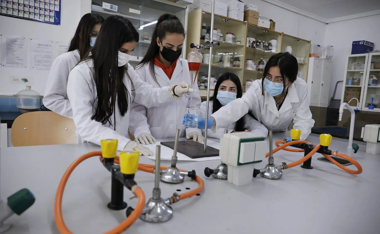 Alumnas del ciclo Medio de Farmacia y Parafarmacia en un laboratorio del IES Litoral. 