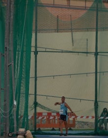 Imagen secundaria 2 - Arriba, carrera femenina de 1.000 metros; abajo a la izquierda, 1.500 metros B, y a la derecha, el lanzador nerjeño Juan Jiménez. 