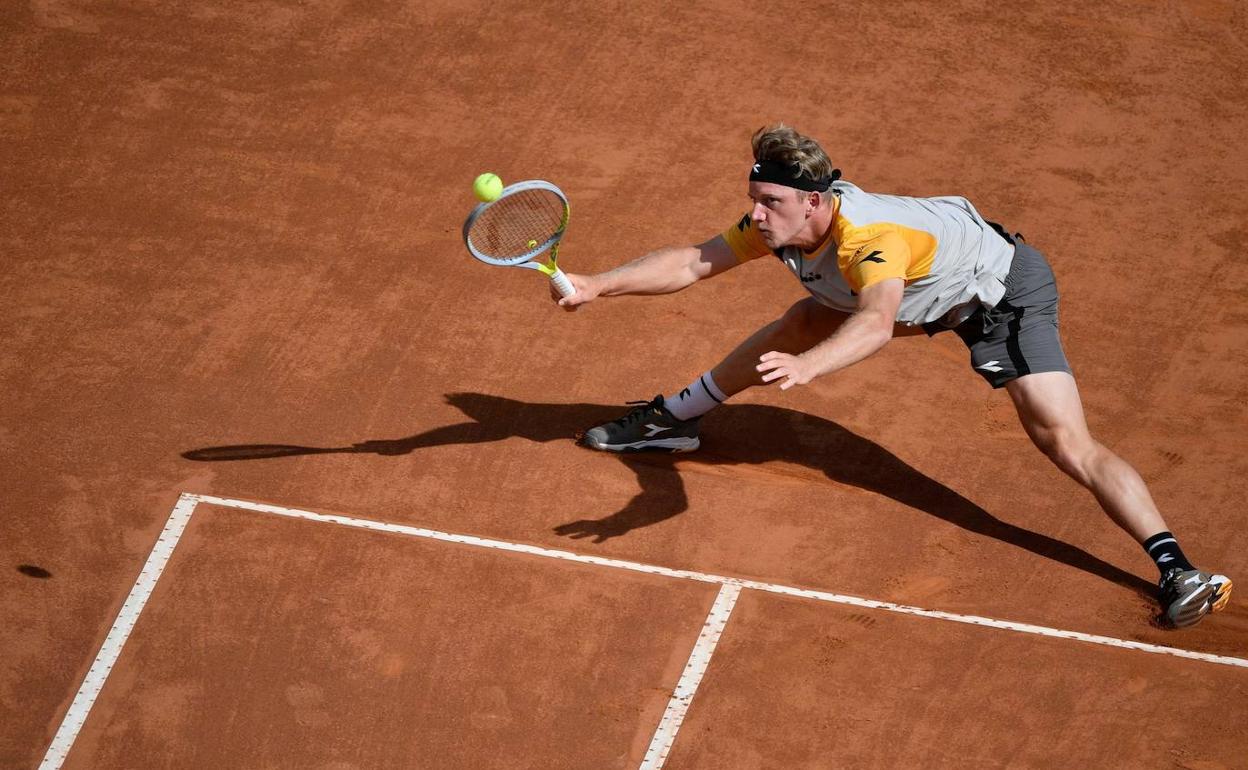 Davidovich, llegando a la bola muy exigido, como en casi todo el partido ante Djokovic. 