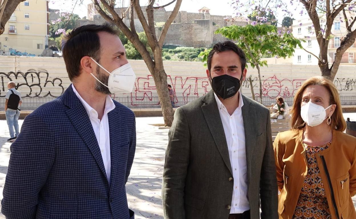 Mariano Ruiz, Daniel Pérez y Begoña Medina, este jueves en la plaza de la Merced. 