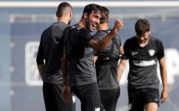 El jugador del Málaga, Alberto Escassi, bromea con los compañeros durante un entrenamiento de esta temporada.