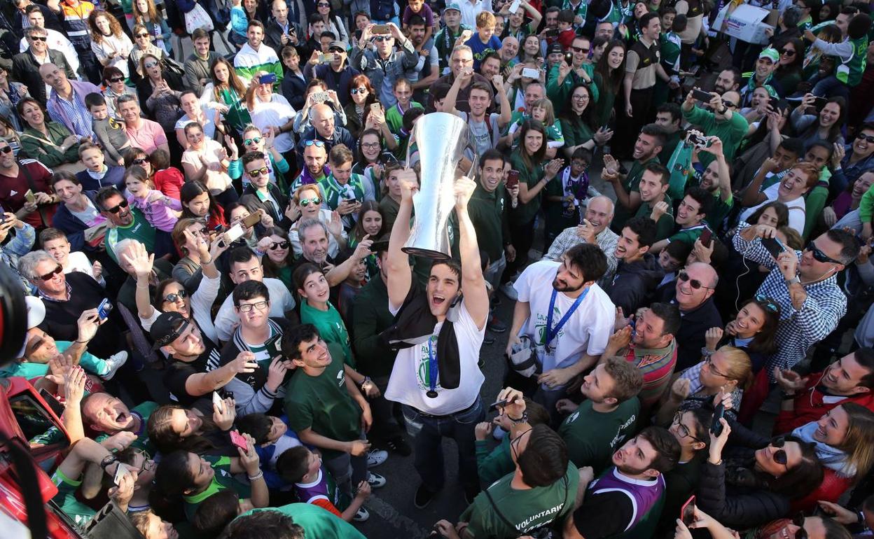 Carlos Suárez levanta el trofeo de la Eurocup en abril de 2017 delante de la sede de Unicaja. 