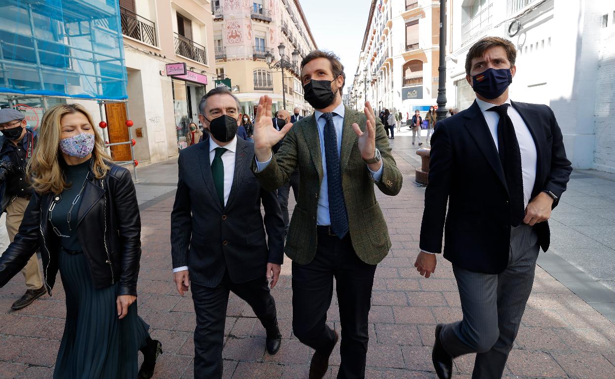 Casado pasea este viernes por el centro de Zaragoza acompañado por el alcalde de la ciudad, Jorge Azcón, y el presidente del PP de Aragón, Luis María Beamonte. 