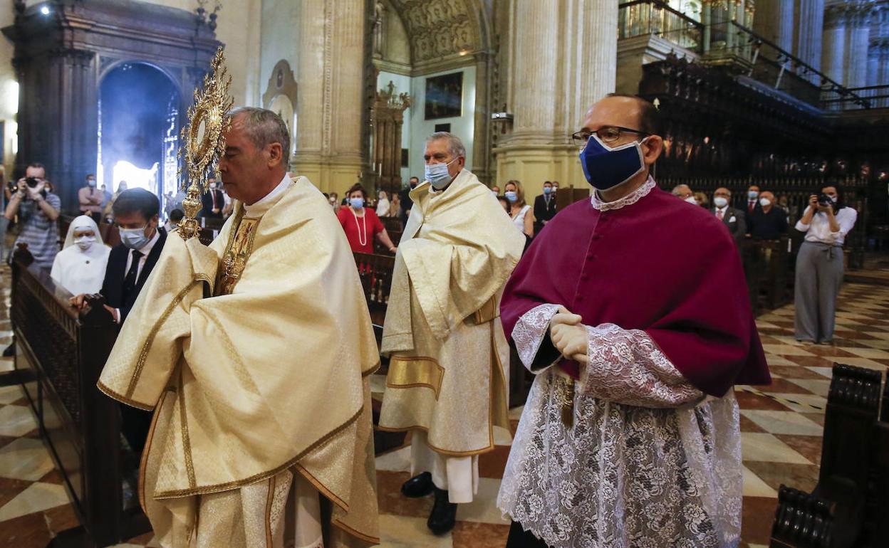 Procesión del Corpus Christi por el interior de la Catedral en la edición del año pasado. 