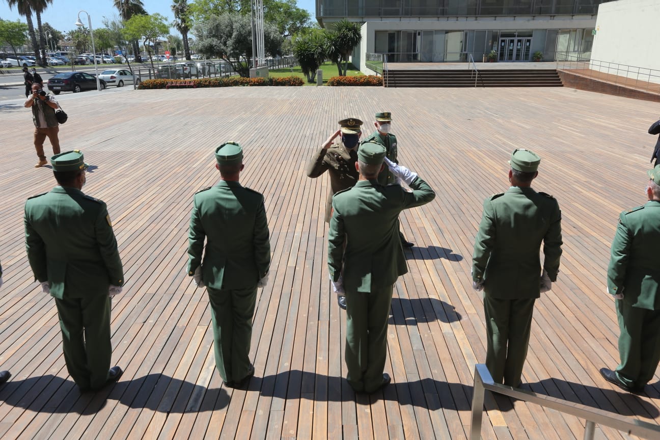 El teniente general José Rodríguez saluda a los oficiales asistentes en la puerta de la Diputación