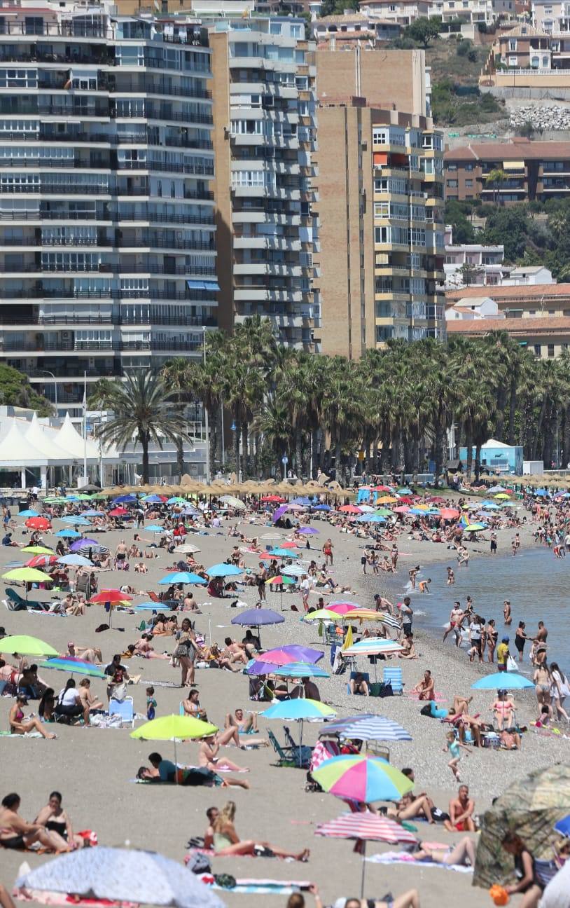 Numerosos malagueños aprovecharon el día para disfrutar del mar. 