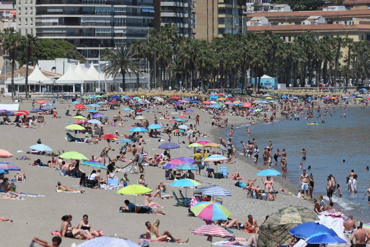 Numerosos malagueños aprovecharon el día para disfrutar del mar. 