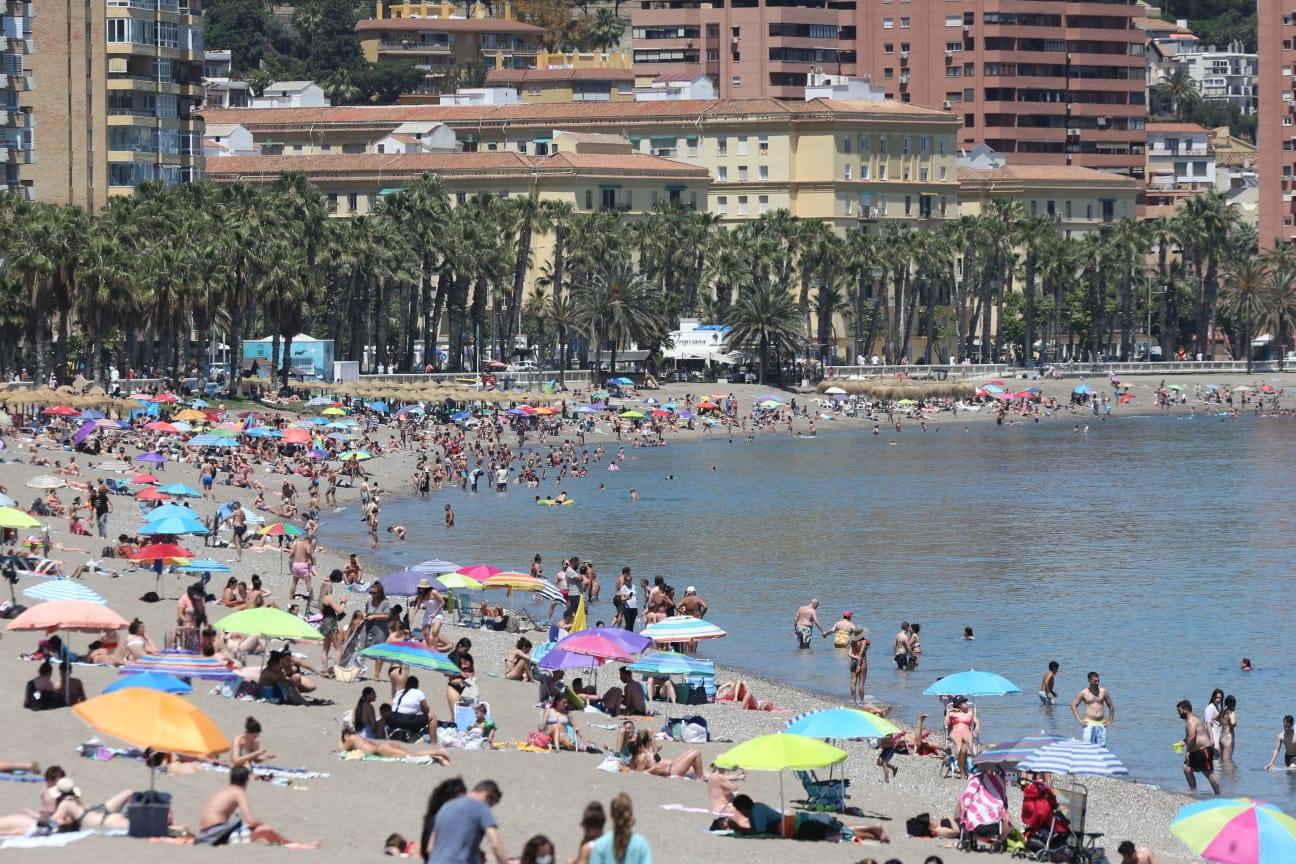 Numerosos malagueños aprovecharon el día para disfrutar del mar. 