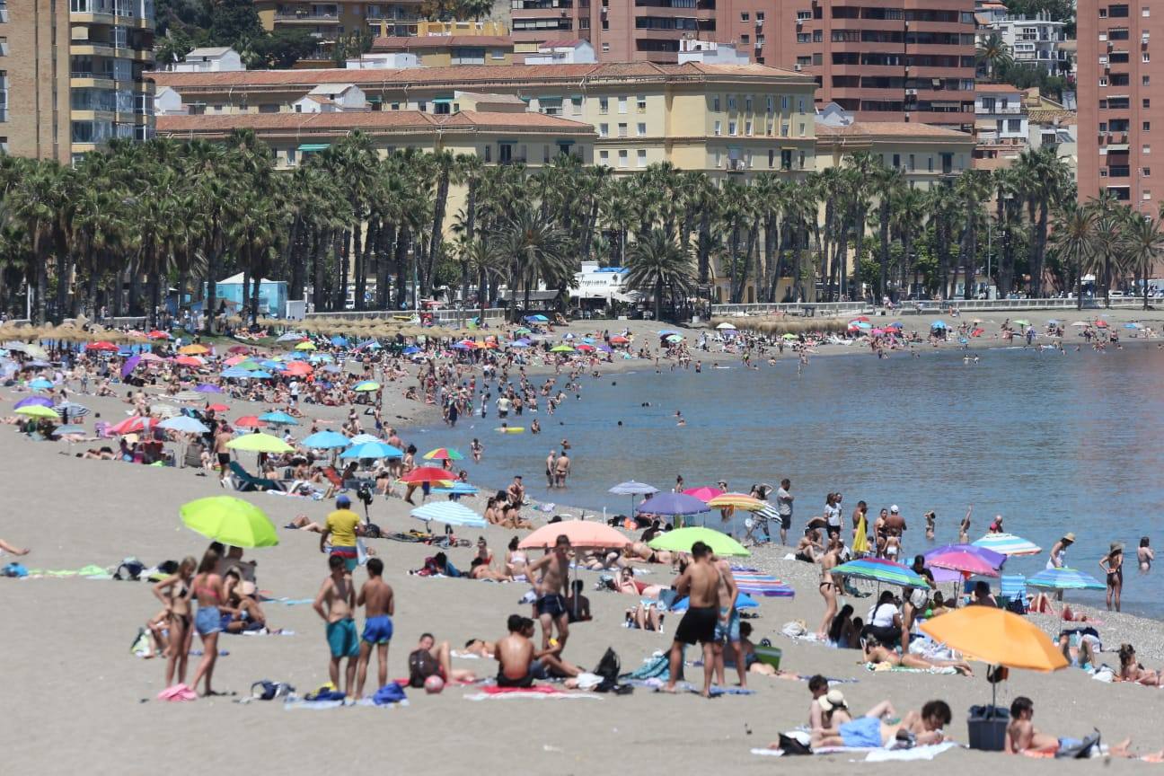 Numerosos malagueños aprovecharon el día para disfrutar del mar. 